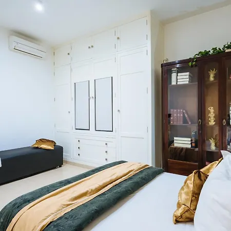 Elegant Interior In Centre