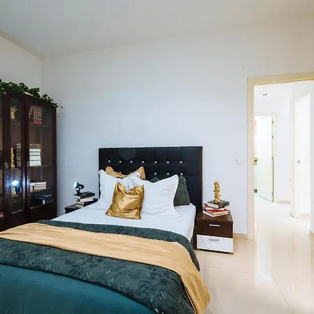 Elegant Interior In Centre *